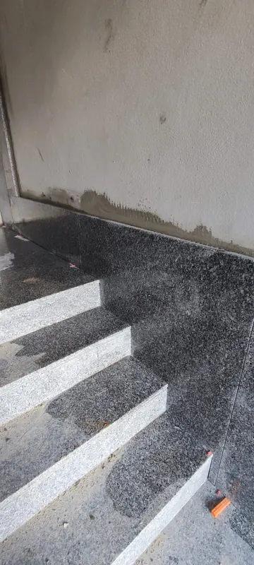 Escada revestida a granito cinzento