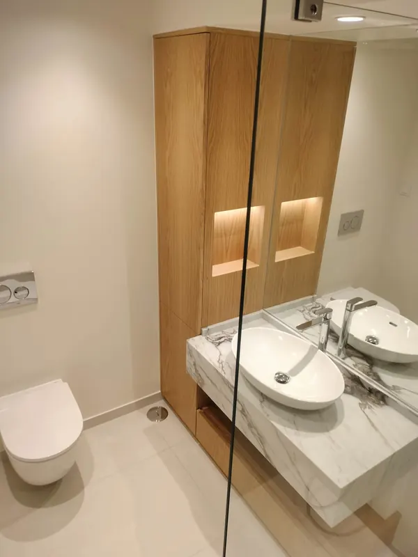 Remodelação de casa de banho com lavatório duplo em pedra e móvel em madeira